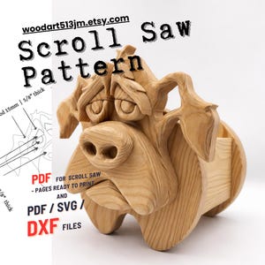 Puede incluir: Un patrón de sierra de calar de madera para una jardinera con forma de perro. El perro tiene una expresión triste y está hecho de madera clara. El texto "Scroll Saw Pattern" y "woodart513jm.etsy.com" son visibles. El patrón está disponible en PDF, SVG y DXF.