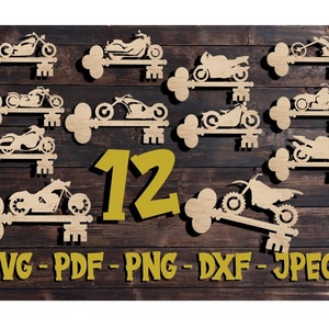 Pode incluir: Recortes de motos de madeira em vários designs, dispostos sobre um fundo de madeira escura. O número 12 é amarelo. O texto na parte inferior diz "SVG - PDF - PNG - DXF - JPEG".