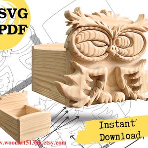 Può includere: Una scatola di legno a forma di gufo con intricati dettagli intagliati, con occhi chiusi e un design di piume dettagliato. La scatola è realizzata in legno chiaro e include il testo "SVG PDF" e "Instant Download". È visibile anche una scatola di legno più piccola.