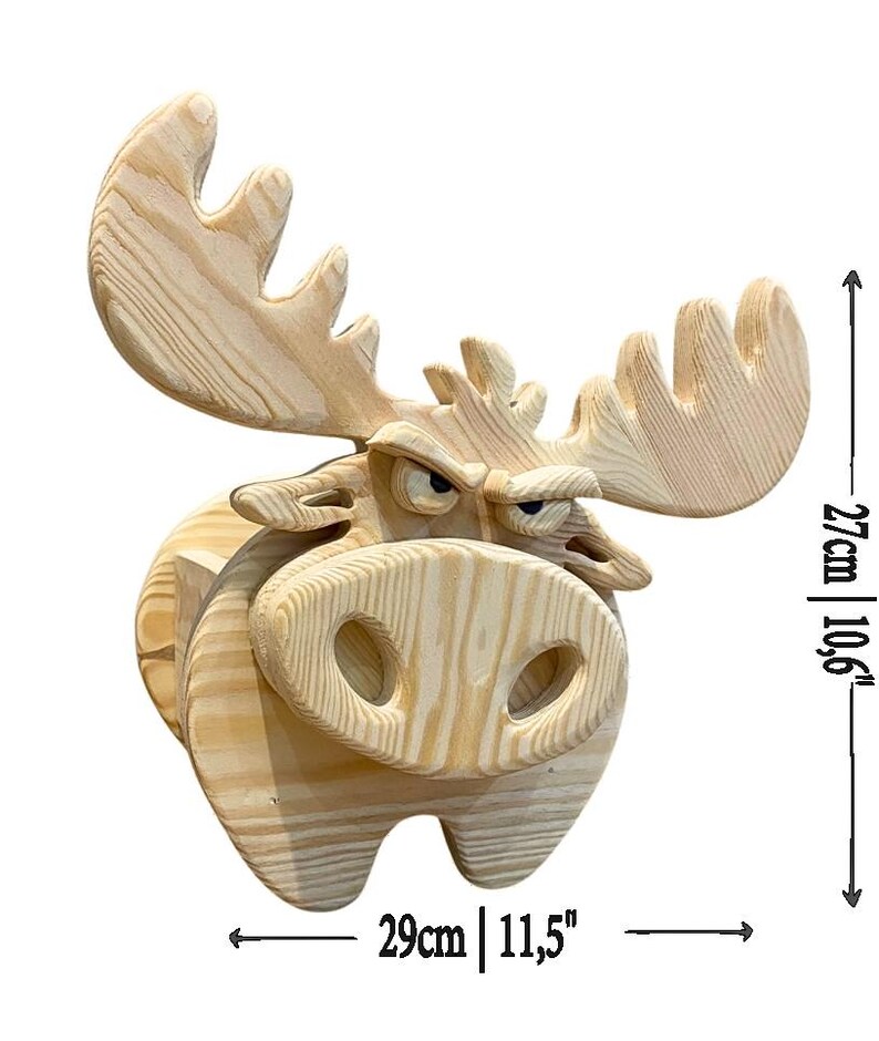 K&ouml;nnte beinhalten: Holzskulptur eines Elchs mit w&uuml;tendem Gesichtsausdruck. Die Skulptur ist aus hellem Holz gefertigt und hat ein gro&szlig;es Geweih. Sie ist 29 cm breit und 27 cm hoch.