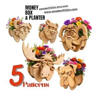 Op de afbeelding: Vijf houten plantenbakken in de vorm van dieren, elk met kleurrijke bloemen. De plantenbakken omvatten een stier, een wild zwijn, een olifant, een eland en een bulldog. De tekst luidt "Money Box & Planter" en "5 Patterns".