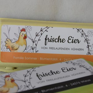 Könnte beinhalten: Eine weiße Keramik-Tasse mit schwarzem Henkel und dem Text "But First, Coffee" in handschriftlichem Stil. Die Tasse steht auf einer weißen Oberfläche. Die Tasse ist etwa 10 cm hoch.