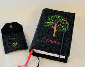Gotteslob Hülle aus Wollfilz mit Baum - Bezug Gebetbuch - Geschenk - Kommunion - Einband Gesangsbuch bestickt, personalisierbar