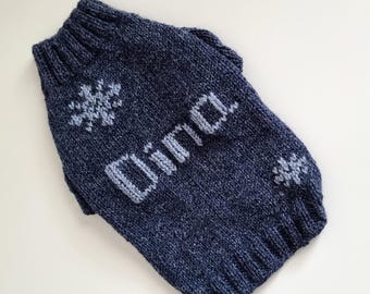 Maglione per cani in maglia con nome e fiocco di neve. Maglione per cani a collo alto personalizzato con nome. Vestiti per cani in maglia personalizzati. Maglione per cani fatto a mano.