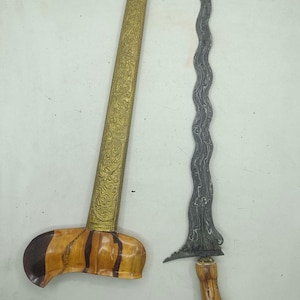 波状の刃のダガー　クリス　インドネシア タイトル: 伝統的なインドネシア説明刃: クリス (Keris) と