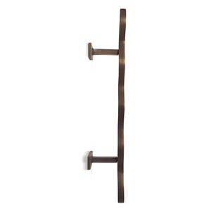 Pode incluir: Uma ma&ccedil;aneta de porta ondulada de lat&atilde;o antigo com duas placas de montagem quadradas.