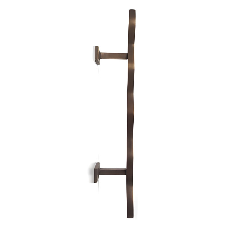 Pode incluir: Uma ma&ccedil;aneta de porta ondulada de lat&atilde;o antigo com duas placas de montagem quadradas.