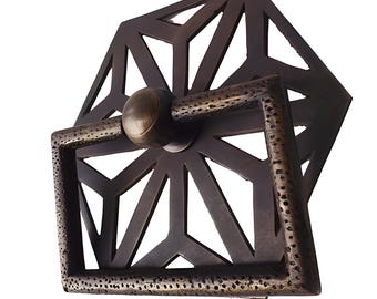 Lot de 6 poignées de porte en laiton massif. Tiroir rétro avec poignée ronde et anneau. ornement vintage. Plaque arrière géométrique hexagonale au design contemporain