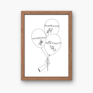 Op de afbeelding: Zwart-wit illustratie van drie ballonnen, elk met een onderwater scène met goudvissen. De ballonnen worden vastgehouden door een hand en het kunstwerk is ingelijst in een houten frame. Een grillige kunstafdruk.