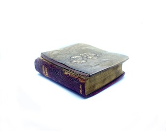 Antique Miniature Book Of Common Prayer. Hallmarked Silver Mount to front cover for Birmingham 1900s.