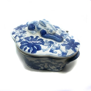 Vintage pottery Casserol pot with Rabbit on the lid
