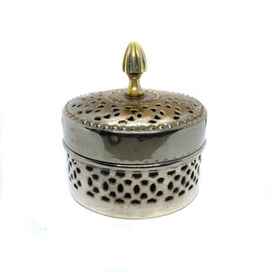 Oval shaped Trinket/Jewelry box, Vintage brass with lid. 1960's. Original vintage item