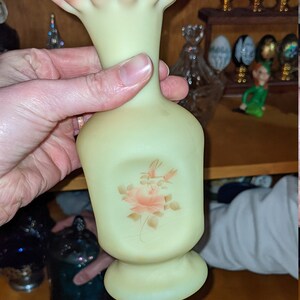 Sammlerstück Fenton Vase aus burmesischem Satin mit Pfirsichrose und Grüner Detaillierung - Handbemalt