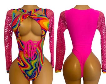 Könnte beinhalten: Ein pinkfarbener, langärmliger Body mit einem Regenbogen-Wirbelmuster auf der Vorderseite und einem Netzüberzug an den Ärmeln. Die Vorderseite des Bodys hat einen Kreuzschnitt und ein Schnürdetail.
