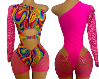 Könnte beinhalten: Ein One-Shoulder-Body mit einem wirbelnden Regenbogenmuster auf der Vorderseite und einem einfarbigen pinkfarbenen Rücken. Es hat Ausschnitte und pinkfarbene Fischärmel und -shorts, was ein auffälliges Design ergibt.