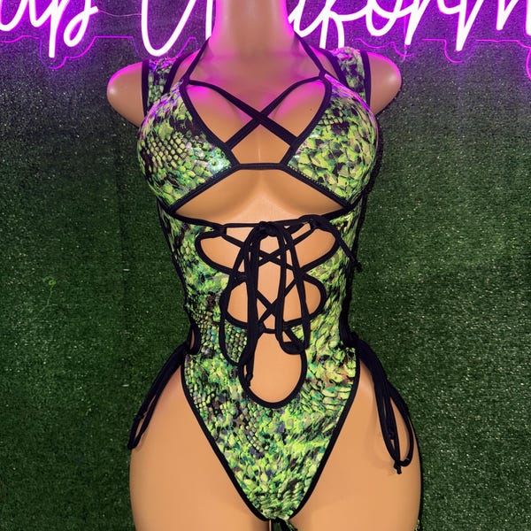 atuendo de festival, ropa rave, uniforme de chica de las botellas