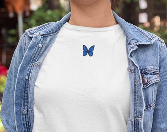 Koszulka z haftowanym motylem w kolorze niebieskim: bawełna organiczna, krój unisex