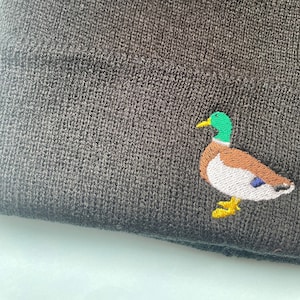 Gorro con puños de pato real, British Wildlife, pato real, gorro bordado, vegano, sostenible