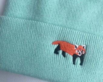 Gorro de panda rojo bordado - Tejido vegano