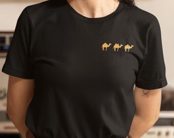 Besticktes Kamel-T-Shirt: Bio-Baumwolle, Unisex-Passform