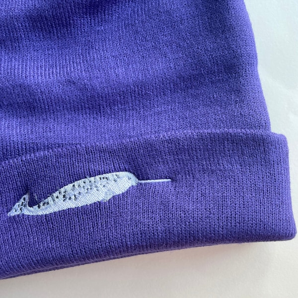 Geborduurde beanie met narwal: veganistisch gebreid met manchetten