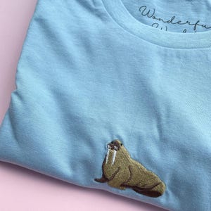Camiseta bordada con morsa, camiseta con morsa, camiseta con morsa del océano, morsa bordada, bordado del océano