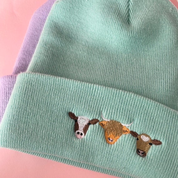刺繍入り牛のビーニー：ヴィーガンニット帽 - Etsy 日本
