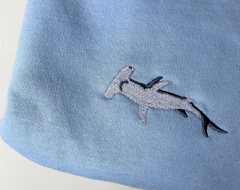 Suéter bordado de tiburón martillo: sudadera de algodón vegano