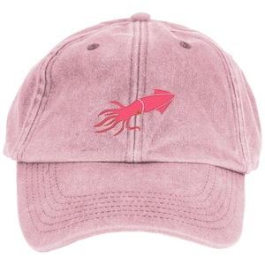 Könnte beinhalten: Eine rosafarbene Baseballkappe aus Denim mit einem gestickten rosa Tintenfisch-Design.