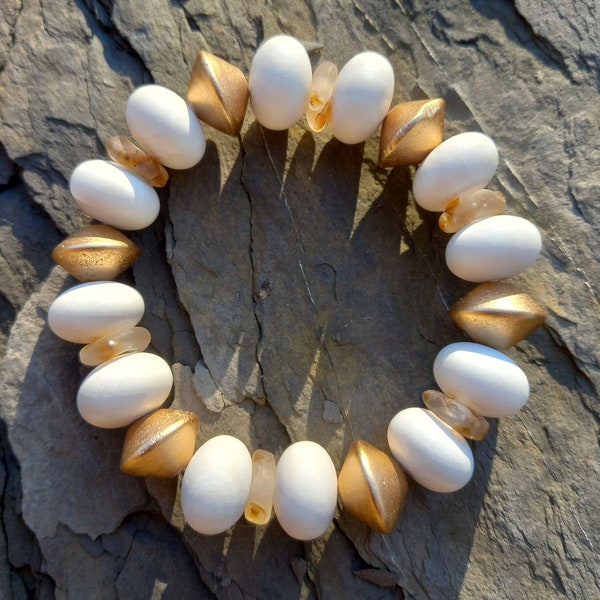 Bracelet Gaïa en perles de bois de qualité supérieure et verre recyclé par des artisans africains doré blanc élastique boucles d'oreilles