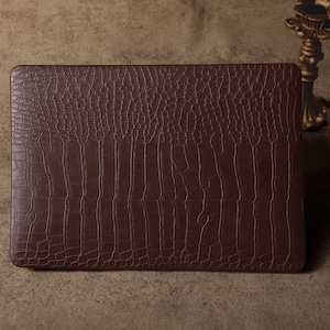 Chocolate Brown Leather Crocodile Print Case, Retro Hard Case for Macbook Air 11/12/13/15 Pro 14/16, All New MacBook M4 M5 Laptop Case