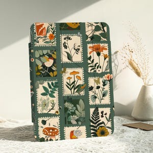 Può includere: Una custodia per iPad verde e marrone con un design floreale e botanico. La custodia presenta una varietà di fiori, foglie e uccelli in stile vintage.