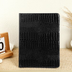 Può includere: Cartella in pelle nera con motivo a coccodrillo.