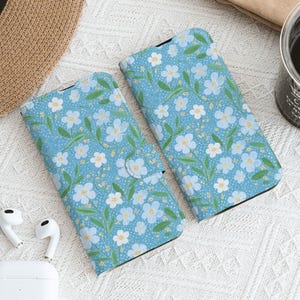 Funda para iPhone con flores blancas sobre azul, funda tipo billetera con ranura para tarjetas, funda abatible personalizada para iPhone 16, 15, 14, 13, 12 y 11 Pro Max