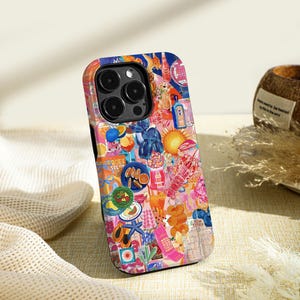 Könnte beinhalten: Eine farbenfrohe Handyhülle mit einer Collage aus Bildern, darunter Obst, Blumen und eine Stadtlandschaft. Die Hülle ist für ein iPhone mit einer Kamerabuckel konzipiert.