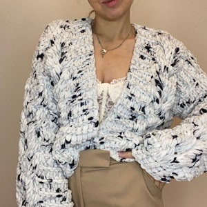 女性用ホワイトクロップドチャンキーニットカーディガン ソフトパファージャケット