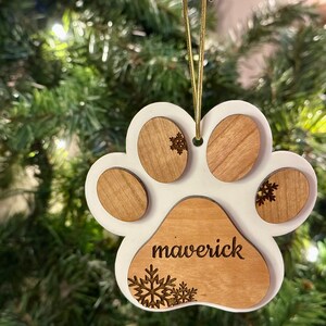 Personalisierte Hundepfote Holz und Acryl Ornament