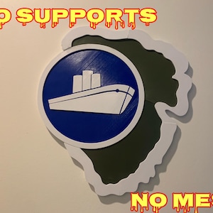 Puede incluir: Arte de pared de madera con un círculo azul y una ilustración de barco blanco, sobre una forma irregular verde y blanca. Las palabras "NO SUPPORTS" y "NO MESS" están escritas en amarillo con efecto goteo.