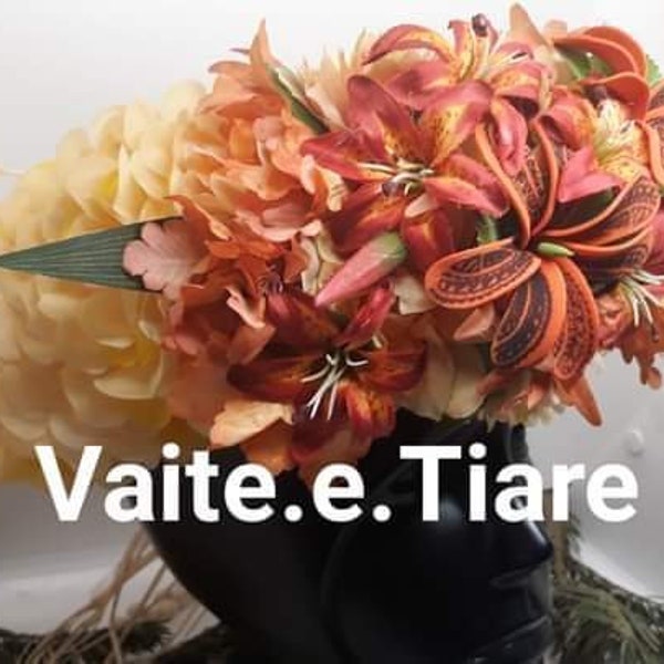 couronne de fleurs en tissu avec lys tigré, orchidées et tiare tatouées oranges