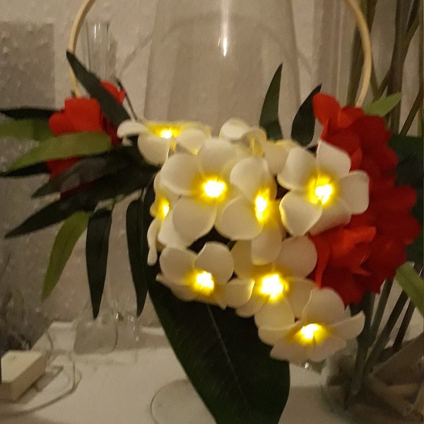 BOUQUET ou suspension DE TIPANIERS sur anneau de bamboo avec une guirlande lumineuse de plumeria blancs