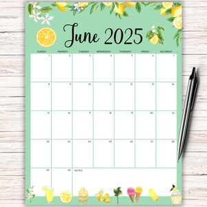 Può includere: Un calendario stampabile di giugno 2025 a tema limone. Il calendario ha uno sfondo verde con illustrazioni di limoni e una fetta di limone nell'angolo in alto a sinistra. Il calendario è diviso in sette colonne per ogni giorno della settimana, con i giorni della settimana etichettati in alto.