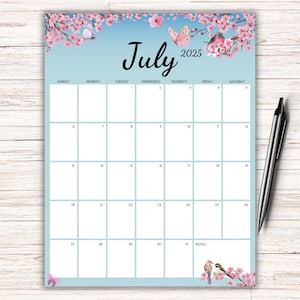 Calendário para impressão de julho de 2025 com flores de cerejeira, planejador mensal com letras dos EUA para preenchimento, download digital floral elegante, lindas flores rosas