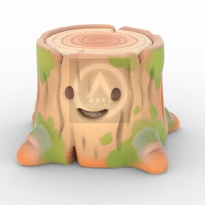 Può includere: Una statuetta a forma di ceppo d'albero color marrone chiaro e marrone con una parte superiore piatta che mostra anelli concentrici. L'esterno presenta macchie di muschio verde, una bocca curva liscia e due piccoli occhi circolari marrone scuro.