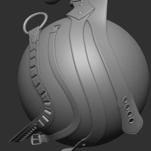 Puede incluir: Un arnés de cuero gris con múltiples correas y hebillas. El arnés tiene un anillo en la parte superior y una serie de pequeños círculos en el lateral.