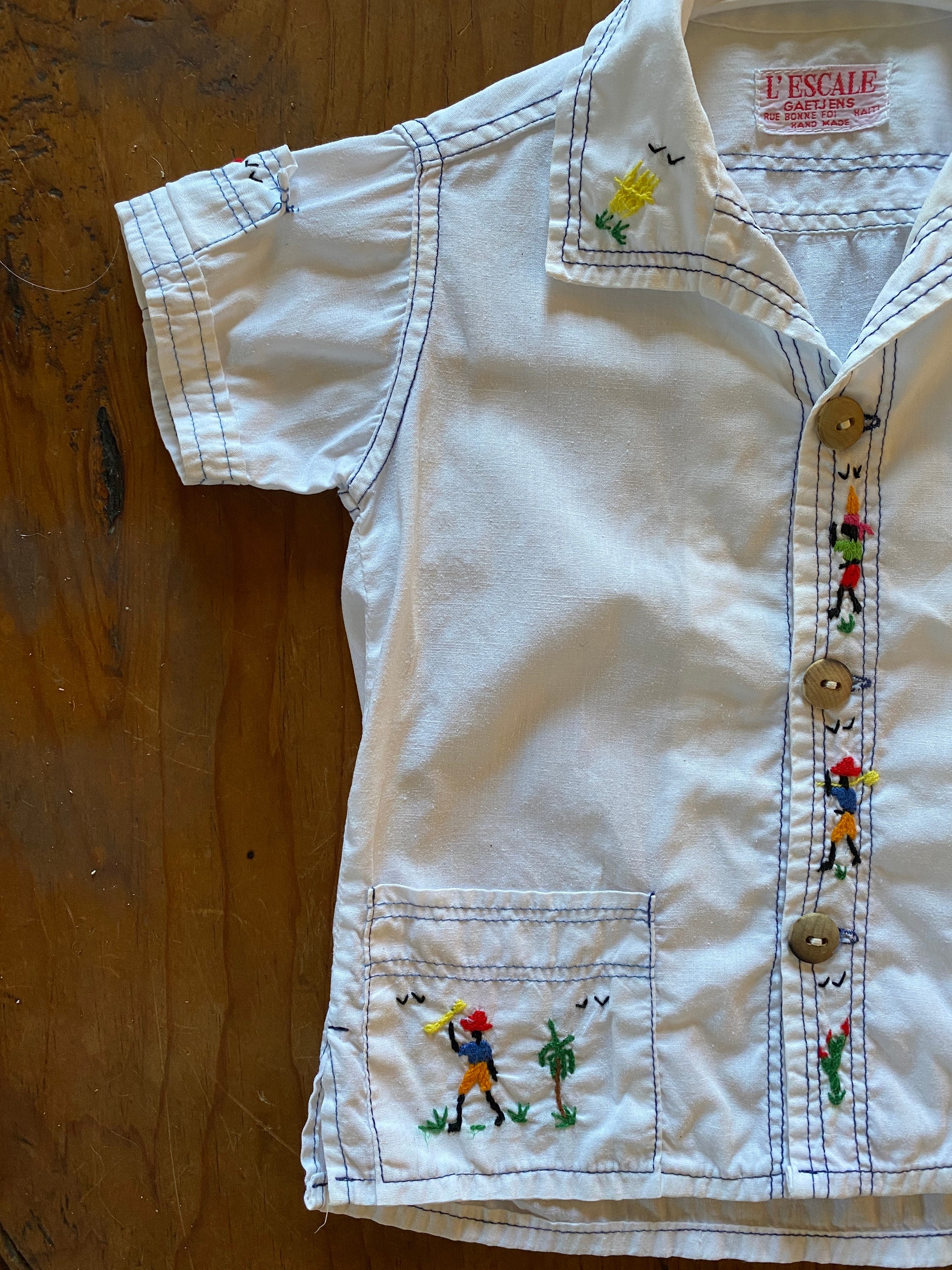 Kleding Unisex kinderkleding Tops & T-shirts Overhemden en buttondowns Vintage Handmade Child’s Shirt Made in Haiti Colorful Embroidery Scenes Bamboo Buttons Small Boy or Girl Clothing Linen Cotton Blend 
