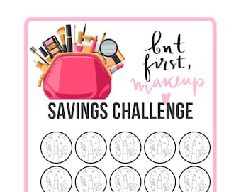 Op de afbeelding: Een roze en witte printbare spaaruitdaging met de tekst "But first, makeup" en een afbeelding van een make-uptas met make-upartikelen. De kaart heeft 36 cirkels met een lippenstift en een bloemmotief in elke cirkel. Onderaan de kaart staat een rode hakschoen met make-upartikelen erin. De tekst "GOAL=$" en "=$" staat onderaan de kaart.