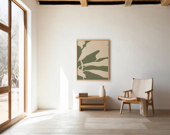 Pode incluir: Uma peça de arte de parede retangular numa moldura de madeira clara com um design botânico abstrato de formas grandes e sobrepostas em tons de verde-azeitona e creme, exposta numa parede branca sobre um banco e uma cadeira de madeira.