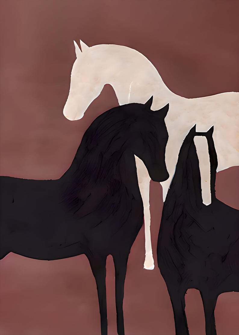 K&ouml;nnte beinhalten: Abstrakter Kunstdruck mit drei stilisierten Pferden. Die Pferde sind in Schwarz und Wei&szlig; vor einem ged&auml;mpften rotbraunen Hintergrund dargestellt. Das Kunstwerk hat eine minimalistische &Auml;sthetik mit klaren Linien und Fokus auf die Form.