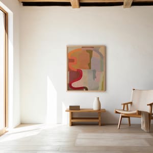 Puede incluir: Interior luminoso y espacioso con una gran ventana y puerta de madera. La habitación cuenta con una pintura abstracta enmarcada, un banco de madera con un jarrón blanco y una silla de madera con una manta crema. El suelo es de madera clara.