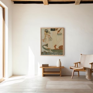 Puede incluir: Una habitación luminosa y espaciosa con una gran obra de arte enmarcada, una mesa auxiliar de madera con un jarrón blanco y una silla de madera con una manta crema. La obra de arte presenta figuras en tonos apagados. La habitación tiene una ventana grande y suelo de madera clara.